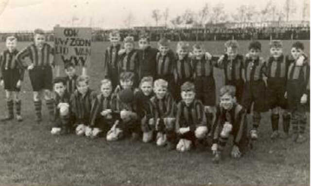Louis de Vries (sitting)on the left with his soccer team