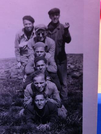 Waar is dit en wie zijn deze mannen?