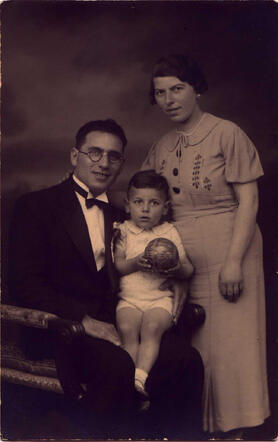 Louis Alexander (Loeky) Waas with his parents Mozes and Judith Waas-Emden