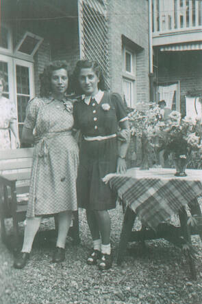 Marianne (Jannie) Wagenhuijzen (rechts) met haar nichtje Mirjam (Mary) Wagenhuijzen
