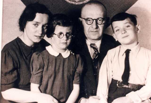 Walther Feist Blumenthal met zijn vrouw en kinderen, mei 1941 Westerbork