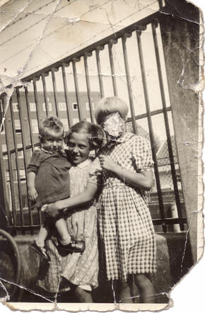Esther and Mia Bloeme Waterman, with on the right a girl friend