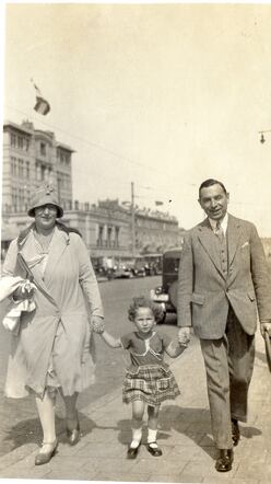 Jacob Weijl en zijn vrouw Marianne Weijl-Cohen, met hun dochtertje Sara Margot, rond 1931.
