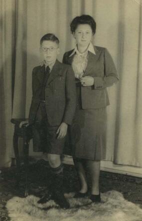 Robert Moritz (Robby) Weil with his sister Marianne Weil on august 9th, 1941.