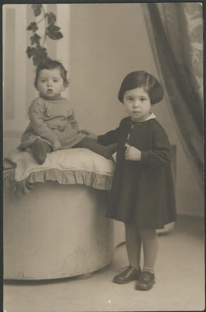 Ella Lina (Ellie) and Betsy de Wolf (right)