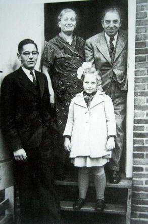 Erna Carla Jeannette Wolf with her brother and their parents Samuel Jozef and Roosje Wolf-Leezer
