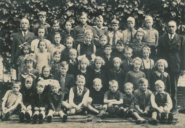Ewald Wolff (midden met bril) en Louis Wolff (rechts van Ewald) op een klassenfoto van de Tuindorpschool in Haren, juni 1941
