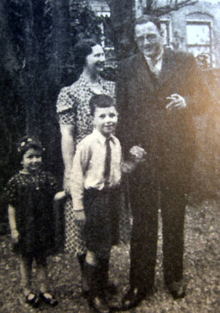 Louis Hein (Loekie) and Henriette Frederika (Jetje) van der Woude with their parents Alexander and Elsiene Helena van der Woude-Kropveld