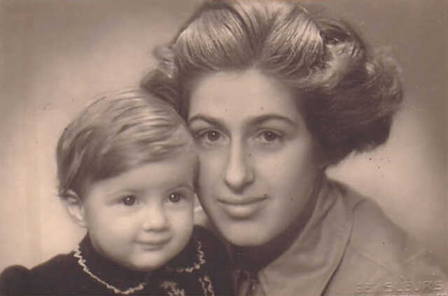 Sara (Sonja) IJzerkoper with her mother Elize IJzerkoper-de Wolff