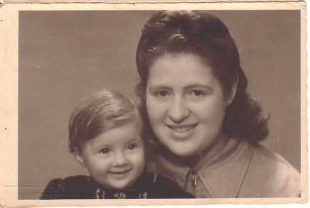 Sara (Sonja) IJzerkoper with her aunt Betsy de Wolff