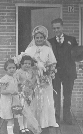 Celine IJzerman (links) op de bruiloft van haar oom Isaäc Vorst met Henriëtte Vieijra, 1935