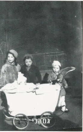 Esther Zuntz with her brothers