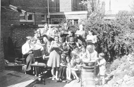 Leden van de NV-groep met ondergedoken kinderen, ca. 1943