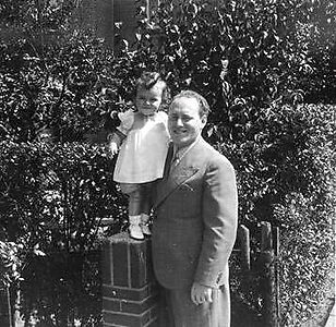 Walter Suskind met zijn dochtertje Yvonne, ca. 1941