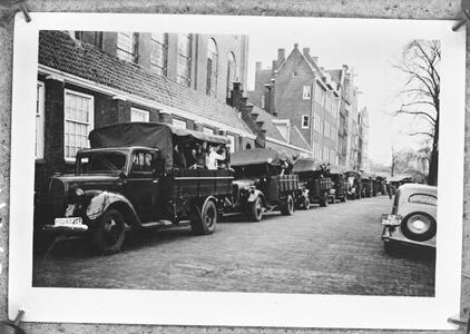 Wachtende vrachtauto's, razzia J.D. Meijerplein, 1941