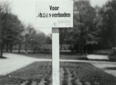 Bord in Park Oo in Al Utrecht. Foto J.G. de Graag, collectie Het Utrechts Archief