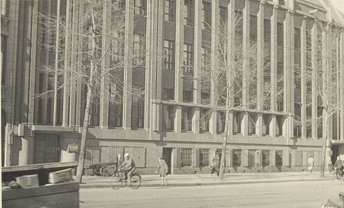 Exterieur_van_het_gebouw_van_de_bank_Lippmann_Rosenthal_Sarphatistraat. Collectie Stadsarchief Amsterdam.jpg