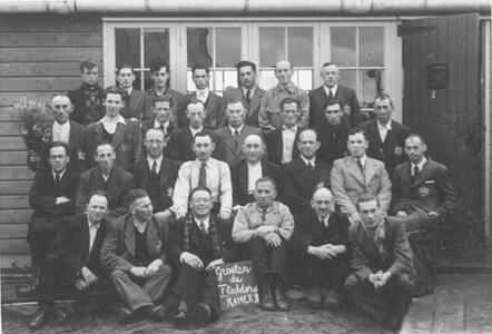 Groepsfoto in De Fledders met jodensterren.Van der Zee fotografie 1942.jpg