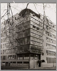 Gebouw van de Joodse Invalide op het Weesperplein, circa 1955. Foto Boris Kowadlo, copyrigh Nederlands Fotomuseum Rotterdam.jpg