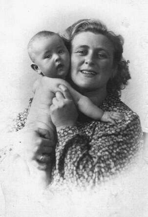 Jetje Kroonenburg met pasgeboren baby Hanneke in 1945.jpg
