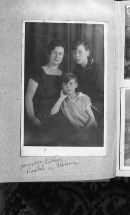  Ettje Blindeman-Frank met dochters Rachel (01-07-1912, Hoorn) en Helena (17-10-1918, Hoorn)