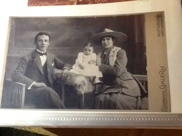 Mozes en Rosetta Brucker met een van hun vier kinderen in 1917