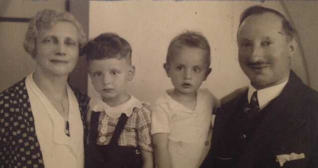Rebecca Kransberg- Sluizer met haar man Samuel Levie Kransberg met hun twee kleinzonen, Lout en Bert Kransberg