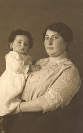 1915 Marianne Weijl-Cohen met haar zoon Joseph (John) Weijl