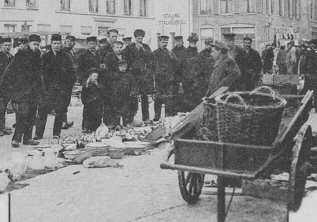 Ezechiël van Gelderen op de weekmarkt in Kampen