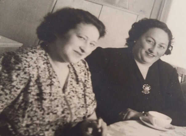 Foto van Esther en haar zus Lies