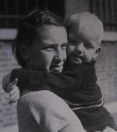 Alexander als peuter op de arm bij Lous, zijn grote zus