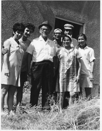 Chaim Bekker, zoon van Mendel, met familie in Kfar Hasidim, 1971.