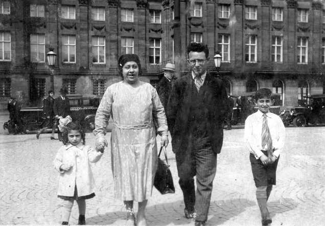 Eva en Juda Wurms met oom en tante Frank-Wurms