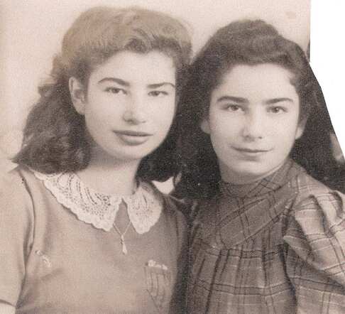 Carolina (23-01-1927, rechts) en Henriette (08-02-1928) Akker