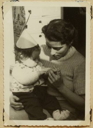 Mirjam met haar moeder Bettina Lewkowicz-van Leeuwen.