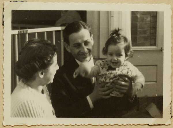 Mirjam met haar ouders Herbert en Bettina Lewkowicz.