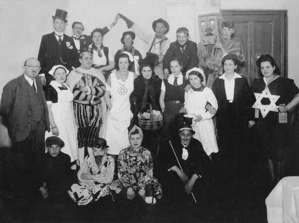 Groepsfoto gemaakt tijdens het poeriemfeest op het lyceum in Leeuwarden in 1941.