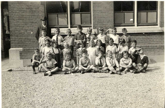 Klassenfoto met o.a. Abraham Salomons, Vogeline de Leeuw, Emile Simon Frank en Bernard Busnac (1939-1940)