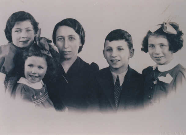 KOPPELS, v.l.n.r. mijntje Belia (29-12-1931), Julie Hannah (19-08-1934), Marcus Benjamin (20-07-1928) en Clara Frieda (28-03-1930).jpg