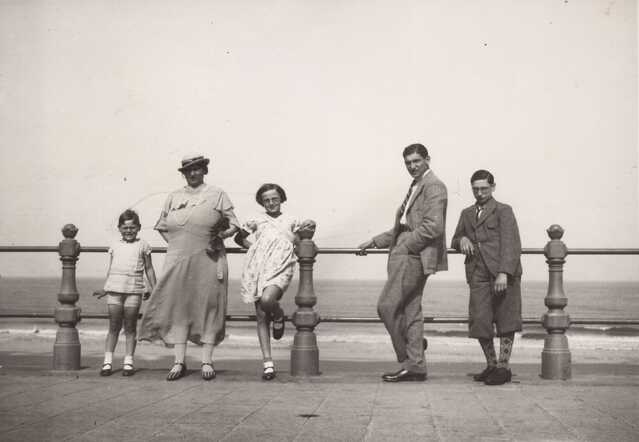 Hermann Nieweg (links),  met zijn moeder, broers en zus, omstreeks 1934