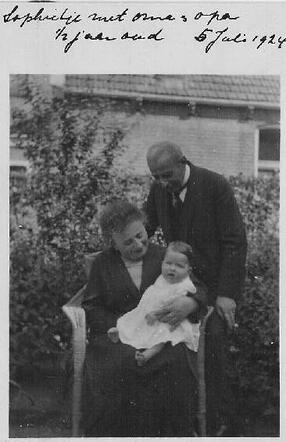 echtpaar van zuiden met baby fiet.jpg