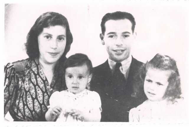 (r) Saartje en Marieka Bobbe, met hun ouders Hijman en Mietje Bobbe-Fresco.