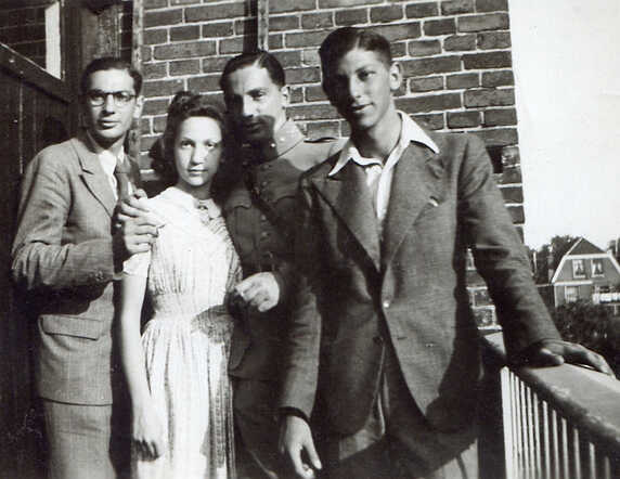 v.l.n.r. 1941 Antonie, Sara Margot, Joseph en Leo Weijl.
