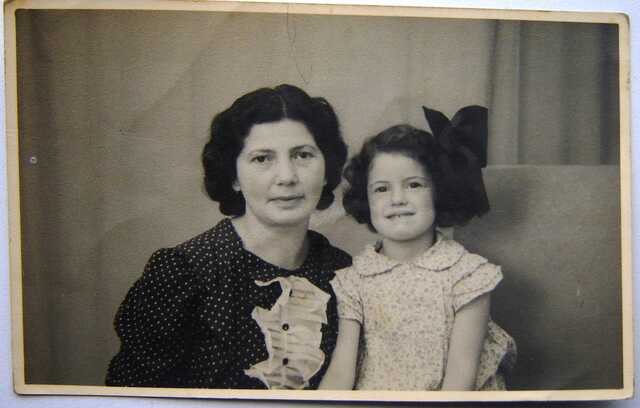 Emilie Louise (Milly) van Abbe, met haar moeder Betsy van Abbe-Velleman.