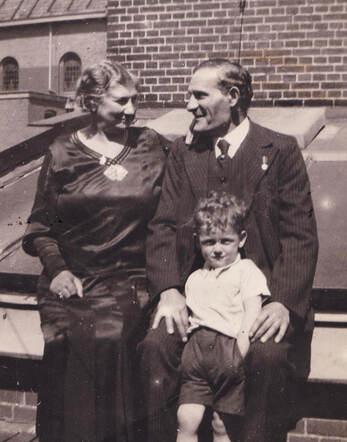 Salomon Sanders, met zijn grootouders Salomon Mozes en Sara Sanders-Tokkie. 