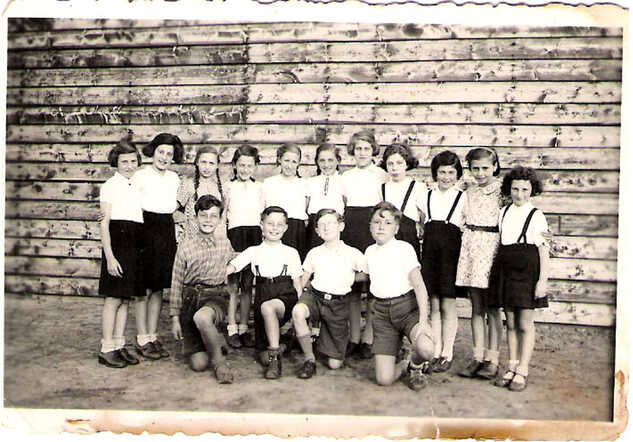 Norbert Wolff (vooraan, 2e van links), temidden van een groep kinderen in kamp Westerbork. 