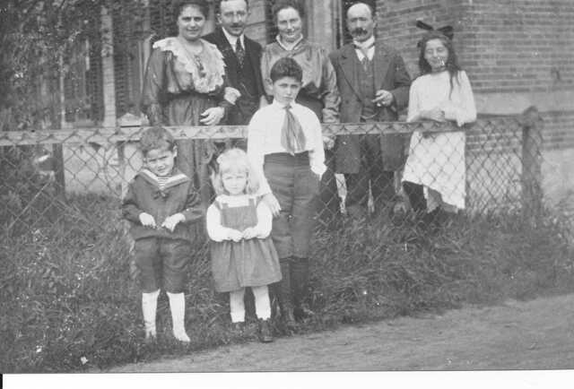 Jacob Philips tweede van rechts met snor.