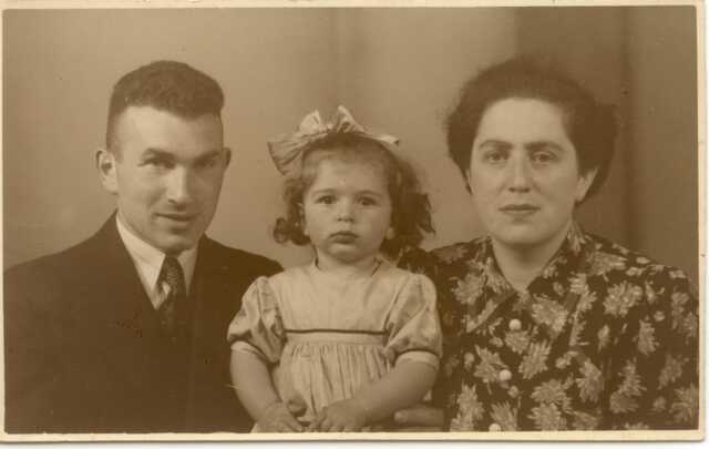Sara Aptroot, met haar ouders Jonas en Sara Aptroot-Muller. 