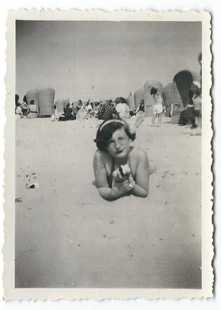 Elly Bamberger op het strand.jpg