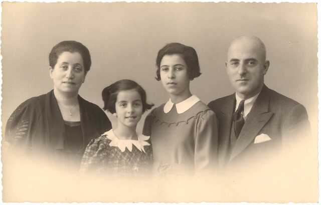 Margot Olga van Embden, met haar zus Louise Martha en hun ouders Salomon Elias en Anna van Embden-Hes. 
